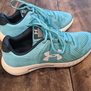 Under Armour Girls Blue shoe size 6